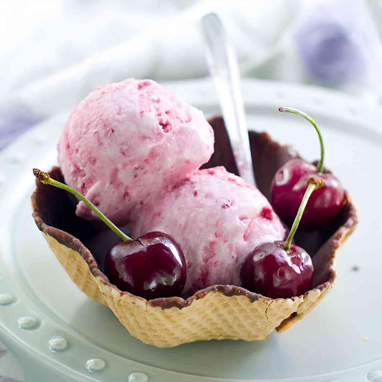 Cherry Garcia Ice Cream Recipe (Creamy, Fruity & Chocolatey) - Ice Cream